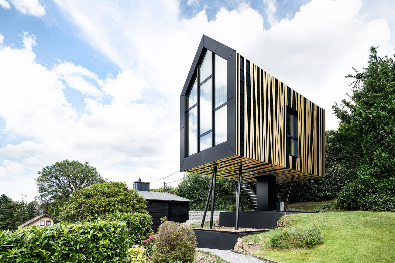 Design Baumhaus in Wuppertal mit außergewöhnlicher Architektur und großer Fensterfront